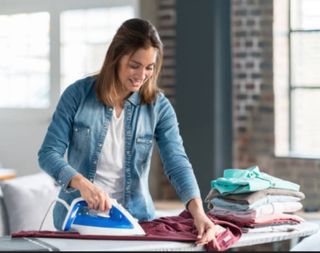 Se ofrece servicio de lavado y plancha de ropa