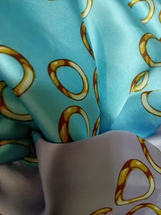 Foulard in raso con fantasia cerchi