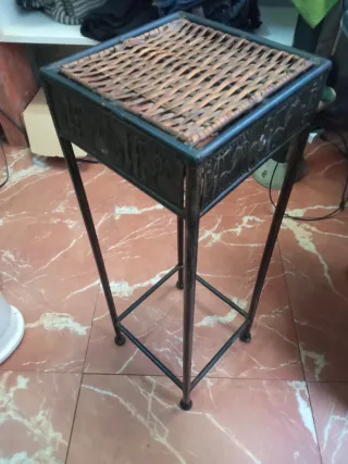 Mesita auxiliar metal y mimbre