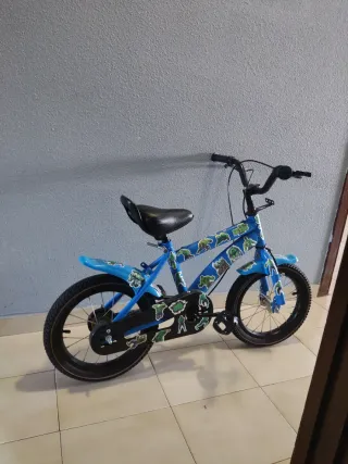 Bicicleta infantil azul con Hulk