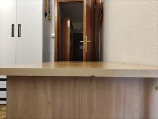 Escritorio madera con cajón azul