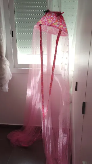 Mosquitera infantil rosa con estampado floral