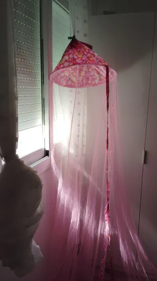 Mosquitera infantil rosa con estampado floral