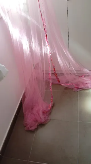 Mosquitera infantil rosa con estampado floral