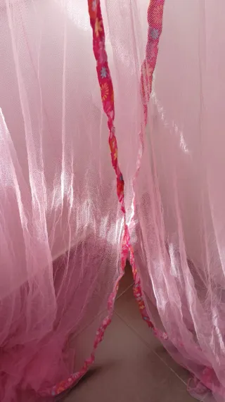 Mosquitera infantil rosa con estampado floral