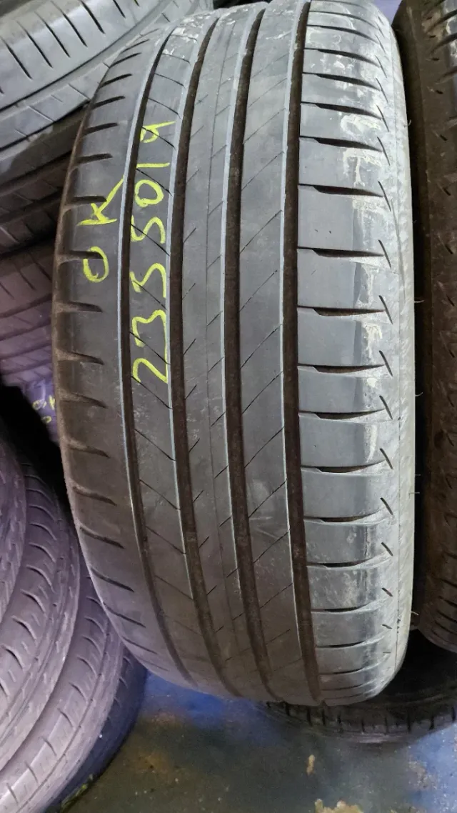 Neumático 235/50/19