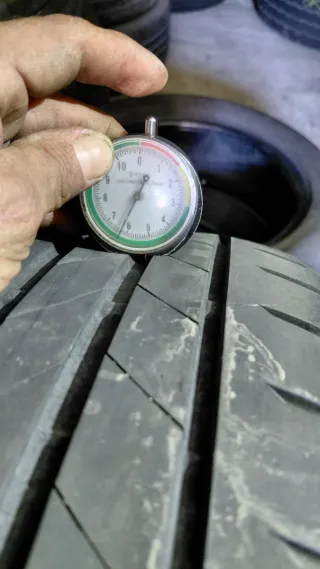 Neumático 235/50/19