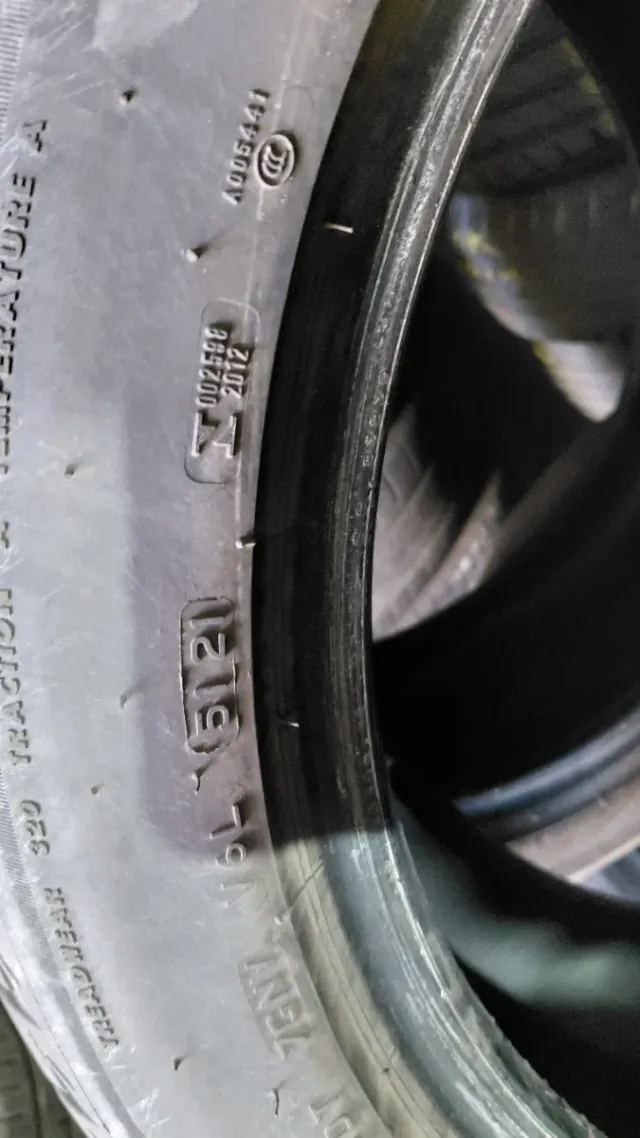 Neumático 235/50/19