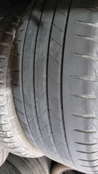 Neumático 235/50/19