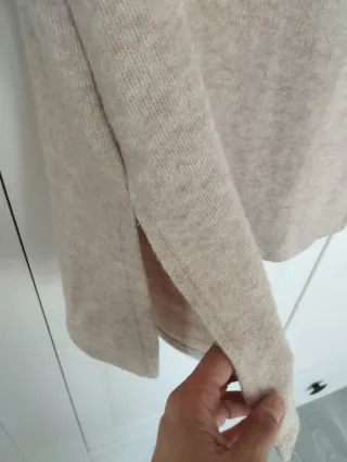 Vestido de punto beige cuello alto