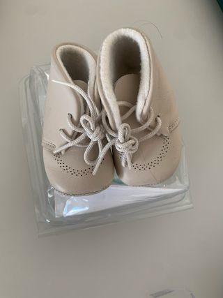 Zapatos bebé talla 16 beige