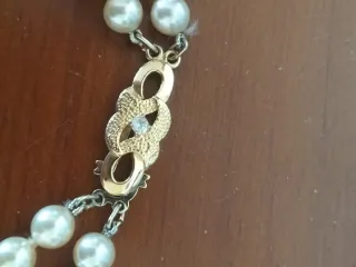 Pulsera de perlas doble con cierre dorado