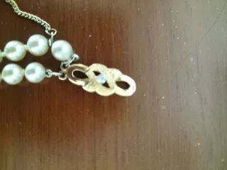 Pulsera de perlas doble con cierre dorado