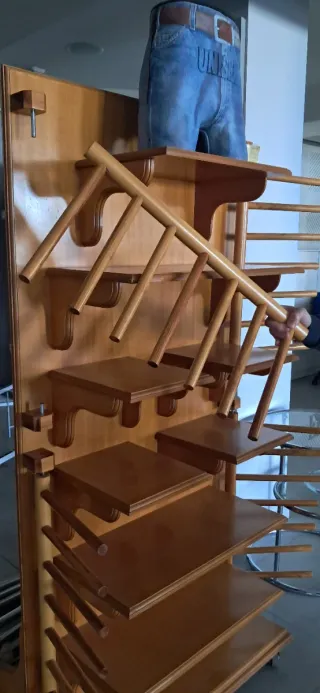 Expositor de madera con estantes