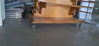 Expositor de madera con estantes