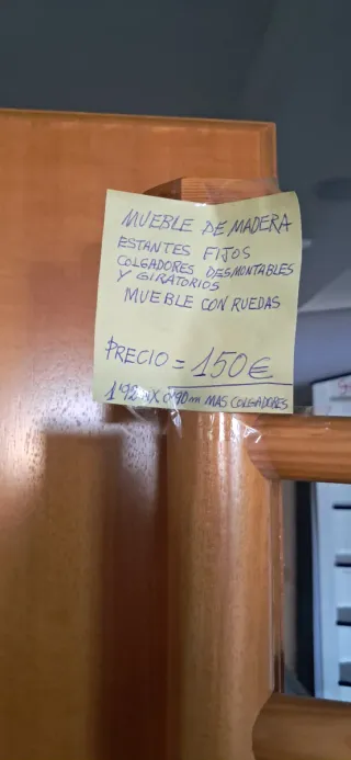 Expositor de madera con estantes