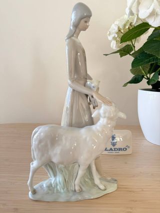 Figura Lladró niña con cordero y oveja
