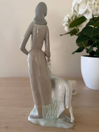 Figura Lladró niña con cordero y oveja