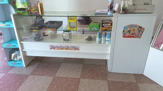 Mostrador de cristal y madera.