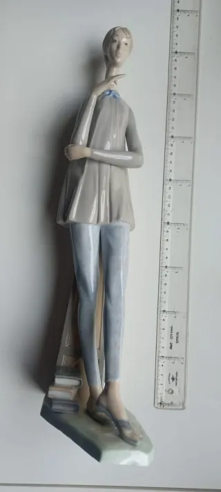 Figura estilo Lladró mujer leyendo