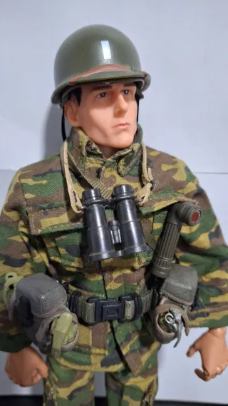 Figura militar con accesorios