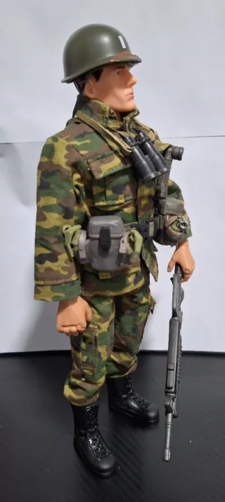 Figura militar con accesorios