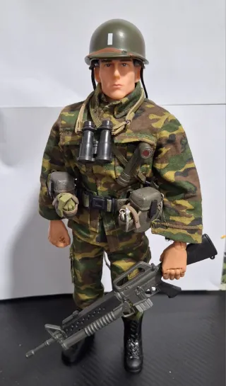 Figura militar con accesorios