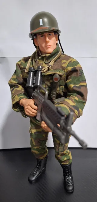 Figura militar con accesorios