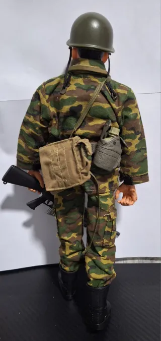 Figura militar con accesorios