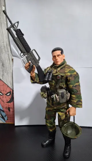 Figura militar con accesorios