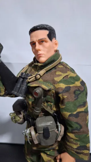 Figura militar con accesorios