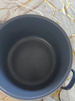 Olla grande  azul oscuro con. Tapa