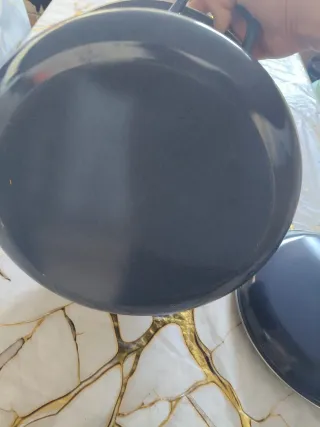 Olla grande  azul oscuro con. Tapa