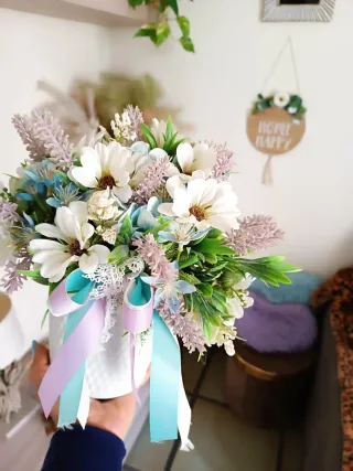 Vaso fiori bianchi, lilla e azzurri