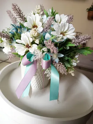 Vaso fiori bianchi, lilla e azzurri