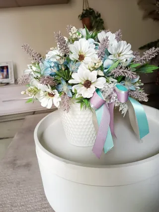 Vaso fiori bianchi, lilla e azzurri