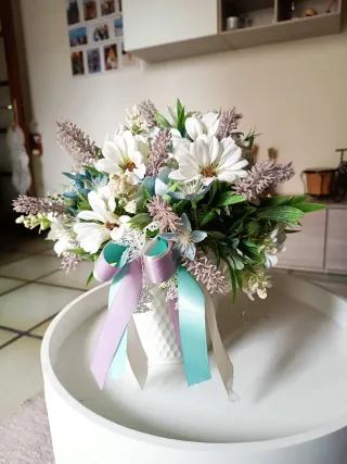 Vaso fiori bianchi, lilla e azzurri