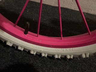 Bicicleta infantil blanca y rosa