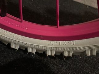 Bicicleta infantil blanca y rosa