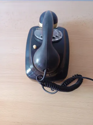 Teléfono antiguo de disco negro y beige