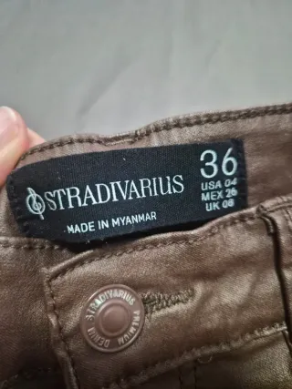 Pantalón Stradivarius efecto piel dorado T.36