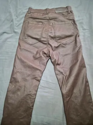 Pantalón Stradivarius efecto piel dorado T.36