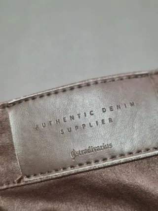 Pantalón Stradivarius efecto piel dorado T.36