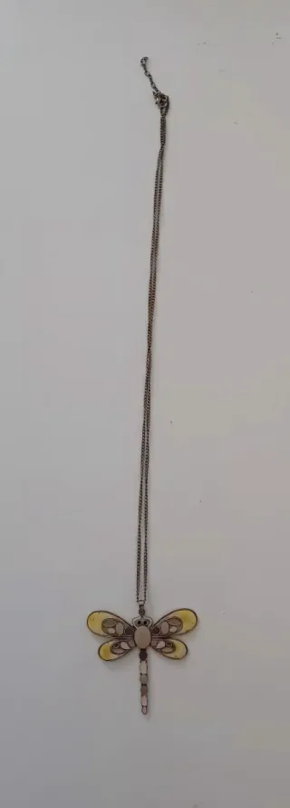 Collar con colgante de libélula