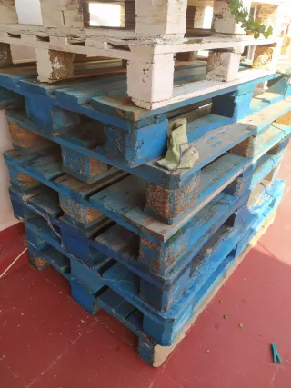 Palets de madera azules y blancos