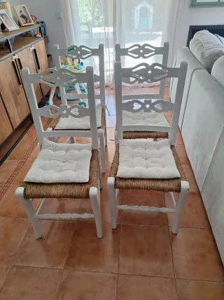 Juego de 4 sillas de madera y mimbre