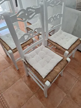 Juego de 4 sillas de madera y mimbre