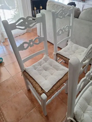 Juego de 4 sillas de madera y mimbre