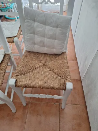 Juego de 4 sillas de madera y mimbre