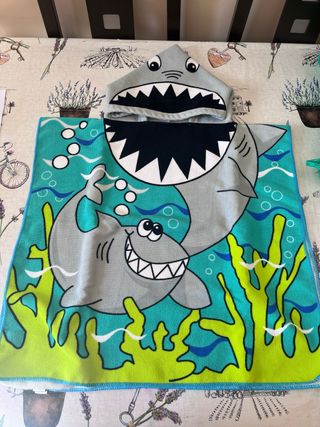 Capa de baño infantil tiburón